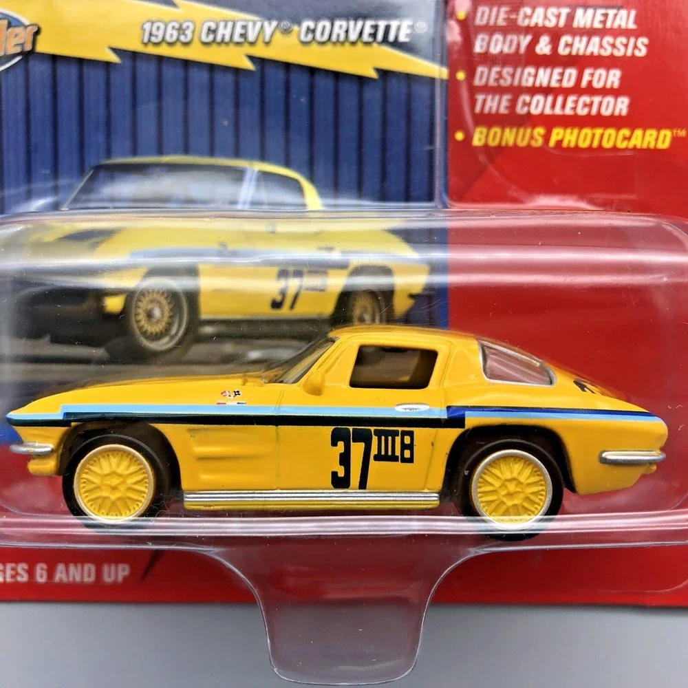 Johnny Lightning Chevy Thunder 1963 Chevrolet Corvette Car Yellow Diecast 1/64‎